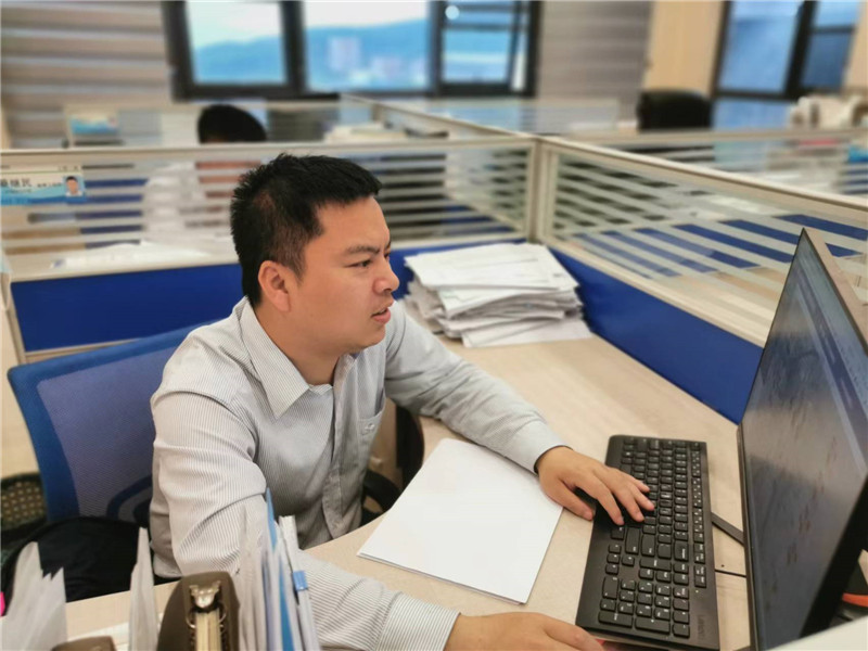 專注，創(chuàng)新——專訪集團2021年優(yōu)秀員工國粵華銀公司嚴亮.jpg